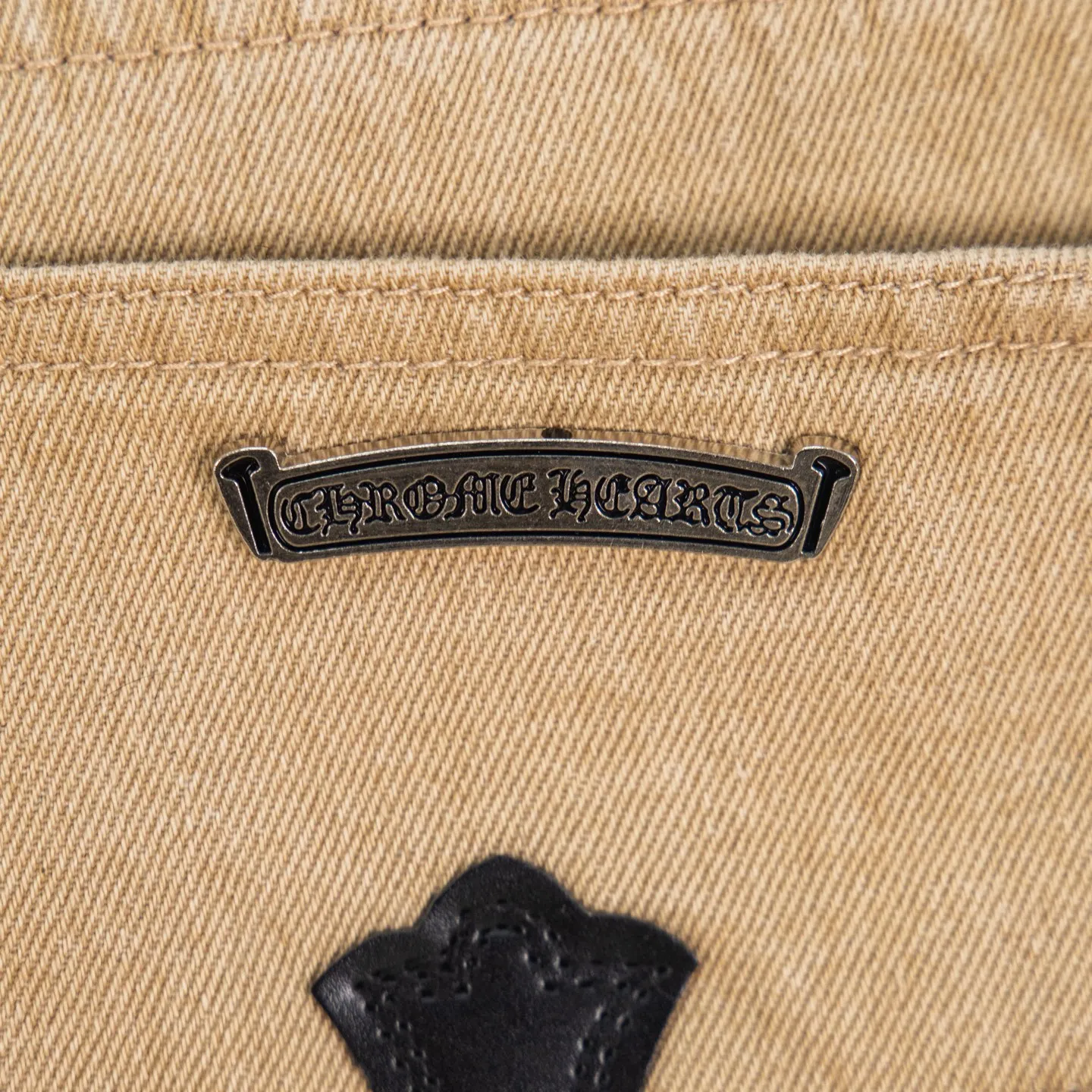 P240 Chrome Hearts 2025 New Miami Limited Couple Washed Jeans with Multiple Black Cross Leather Labels is a hot item this season and is sought after by countless celebrities and fashionistas. The neat details of the cutting process add color to the playful fashion! The neat and meticulous design, and the well-fitting structure is unique. The upper body not only has outstanding recognition, but also looks younger and younger. A style with the ultimate wearing meaning and performance, gorgeous color matching, and the craftsmanship of this style is also extremely extraordinary. After the finished product is washed, it is disassembled and hand-made with sheepskin cross leather and then spliced ​​together to complete. The whole piece has too many craftsmanship to describe. It is decorated with patchwork cross flowers and high-waisted washed jeans! ! Absolutely high-end luxury product, a god-level single product, a super popular product, made with top heavy industry, a magic weapon that cannot be missed in the street. Style number: 1866# Size: 28 30 32 34 Color: khaki pink khaki black